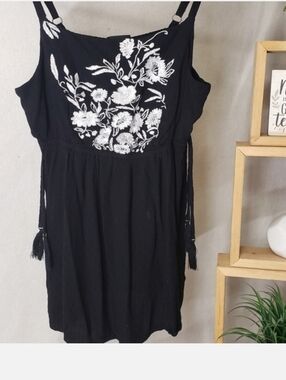 Torrid Black And White Embroided Top Size 00